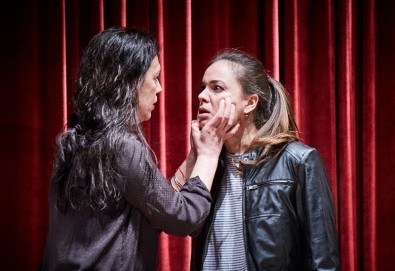 Гледайте Станка Калчева и Силвия Лулчева в „Като трохи на прозореца“ на 14.04. от 19 ч. в Младежки театър, камерна сцена, 1 билет