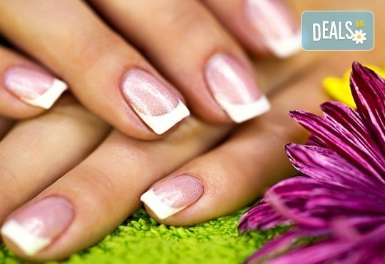 Дълготраен класически или френски маникюр с гел лак SNB и 2 декорации в салон Визия и стил, Пловдив! - Снимка 1
