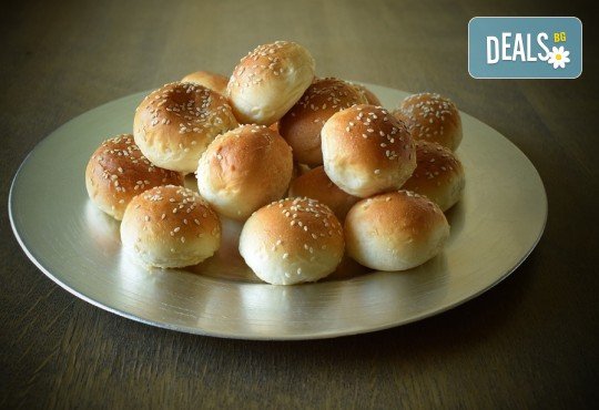 Почерпете у дома или в офиса! 50 броя мини милинки или мини кифлички със сусам, сирене и кашкавал от Пекарна Слънце! - Снимка 2