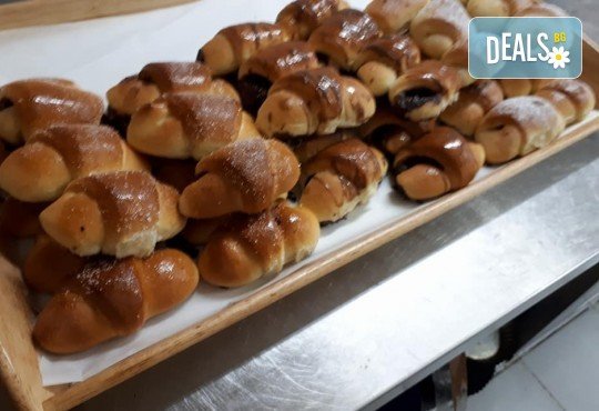Почерпете у дома или в офиса! 50 броя мини милинки или мини кифлички със сусам, сирене и кашкавал от Пекарна Слънце! - Снимка 1