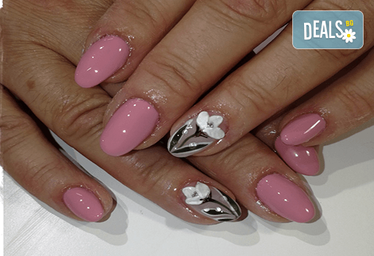 Ноктопластика чрез изграждане с гел или удължители, лакиране с гел лак и 2 декорации, избор от над 260 актуални цвята в Iguana Nail Studio - Снимка 4