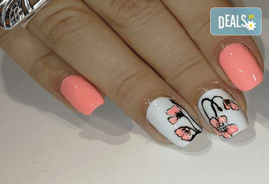 Ноктопластика чрез изграждане с гел или удължители, лакиране с гел лак и 2 декорации, избор от над 260 актуални цвята в Iguana Nail Studio - Снимка 7