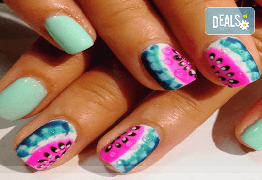 Ноктопластика чрез изграждане с гел или удължители, лакиране с гел лак и 2 декорации, избор от над 260 актуални цвята в Iguana Nail Studio - Снимка 9