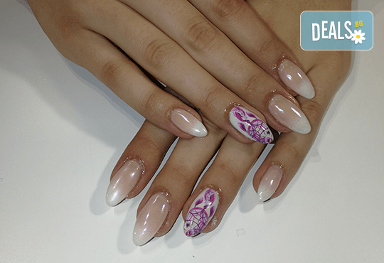 Ноктопластика чрез изграждане с гел или удължители, лакиране с гел лак и 2 декорации, избор от над 260 актуални цвята в Iguana Nail Studio - Снимка 12
