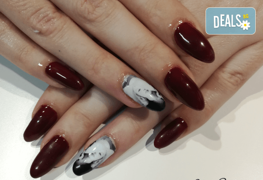 Ноктопластика чрез изграждане с гел или удължители, лакиране с гел лак и 2 декорации, избор от над 260 актуални цвята в Iguana Nail Studio - Снимка 15