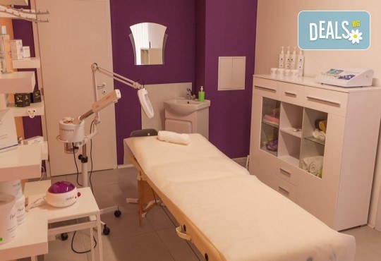 Диамантено дермабразио и изсветляваща и хидратираща терапия с професионална козметика на Fleur's в салон Bossa Nova! - Снимка 6