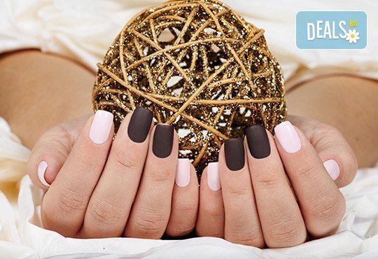 Класически или френски маникюр с гел лак Blue Sky или Rec, богат избор от ефекти, 4 авторски декорации и хидратиращ масаж на ръце в Beauty center D&M! - Снимка 4