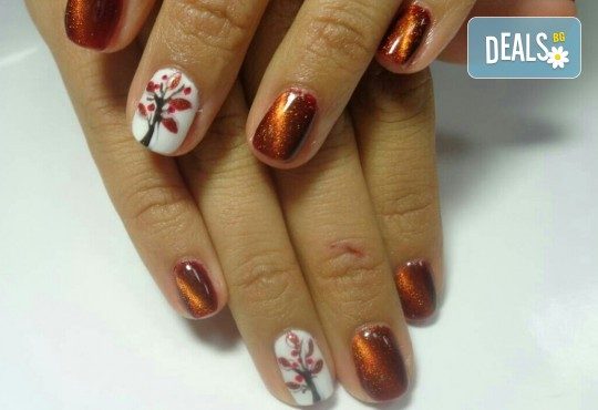 Класически или френски маникюр с гел лак Blue Sky или Rec, богат избор от ефекти, 4 авторски декорации и хидратиращ масаж на ръце в Beauty center D&M! - Снимка 6