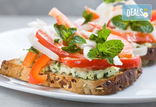 Апетитна комбинация от 110 бр. тарталети с ягодов крем и плодове и солени хапки с разнообразни вкусове, аранжирани в 4 плата и готови за сервиране, от Густос Кетъринг! - Снимка 1