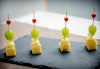 Коктейлни хапки „Романтика“ – 2 плата с 54 броя тарталети с френски сирена и свежи плодови шишчета, аранжирани и декорирани за директно сервиране! - thumb 2