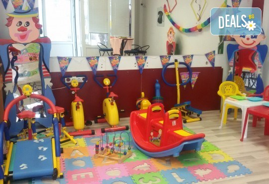 Пакет Промо! Детски рожден ден - делничен промо пакет с игри, аниматор, зала, озвучаване, сок и пица в Детски център Приказен свят! - Снимка 3