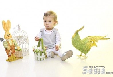 Пролетна семейна или детска фотосесия със 160-180 кадъра и фотокнига с твърди корици по желание от Photosesia.com!