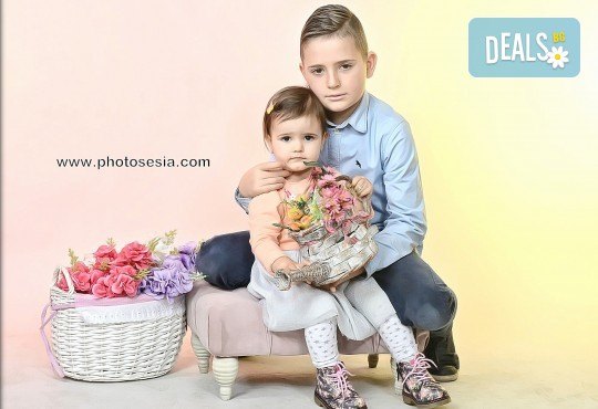 Пролетна семейна или детска фотосесия със 160-180 кадъра и фотокнига с твърди корици по желание от Photosesia.com! - Снимка 5