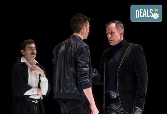Гледайте премиера за сезона на сцената на Младежки театър Николай Бинев! Петел, режисьор Стайко Мурджев, на 03.05. от 19 ч., 1 билет - Снимка 4