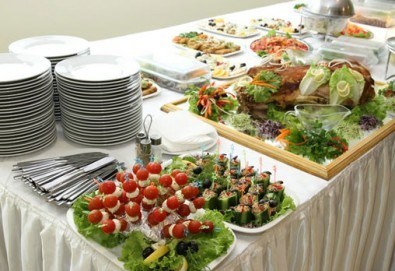 Вземете 110 броя хапки с пуешко филе и топено сирене, маслинов пастет и лимон, еклери с мус рокфорд от Кетъринг София!