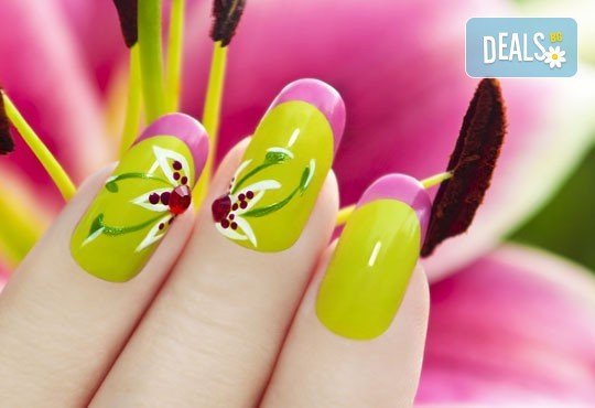 Бъдете неотразима с класически или френски маникюр с гел лак в цвят по избор или с най-новия гел лак с огледален ефект + 2 ръчно рисувани декорации в студио за красота Velesa! - Снимка 4