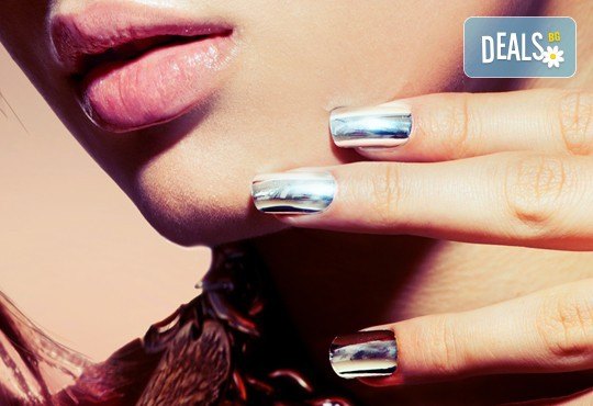 Бъдете неотразима с класически или френски маникюр с гел лак в цвят по избор или с най-новия гел лак с огледален ефект + 2 ръчно рисувани декорации в студио за красота Velesa! - Снимка 1