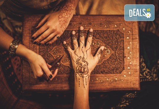 Рисунка на ръце или тяло с дълготрайна къна и по желание маникюр с гел лак и 2 декорации в The One & Only! - Снимка 2