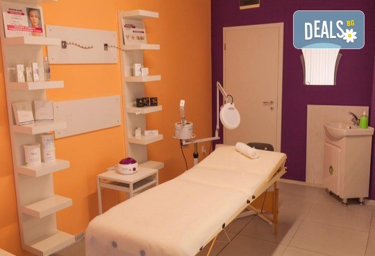 Нов цвят! Боядисване с Ваша боя, масажно измиване с шампоан според типа коса, нанасяне на маска и оформяне на прическа със сешоар в Bossa Nova! - Снимка 6