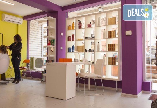 Нов цвят! Боядисване с Ваша боя, масажно измиване с шампоан според типа коса, нанасяне на маска и оформяне на прическа със сешоар в Bossa Nova! - Снимка 5