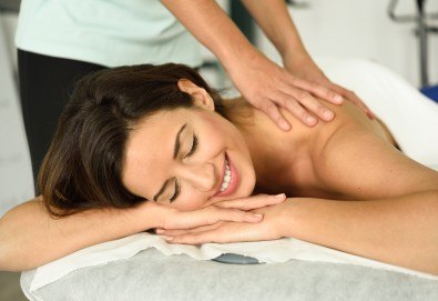 Лечебен, болкоуспокояващ масаж на гръб и преглед от професионален физиотерапевт в студио за масажи и рехабилитация Samadhi!