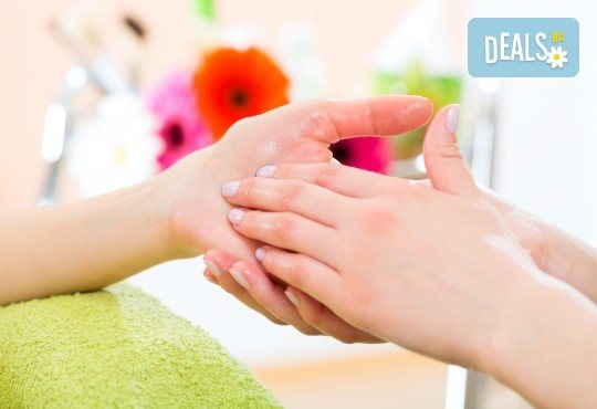 Дълготраен маникюр с гел лак в цвят по избор от богатата палитра на Shellac, Creative play и Black Bottle, 2 декорации и масаж на ръцете с ароматна свещ в The One & Only! - Снимка 3