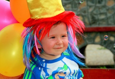 Детско парти на адрес по Ваш избор с DJ- аниматор, музика, безброй игри, украса, рисунки на лица и ръце, детска пинята с бонбони и подарък за всеки участник от Парти Арт 91!