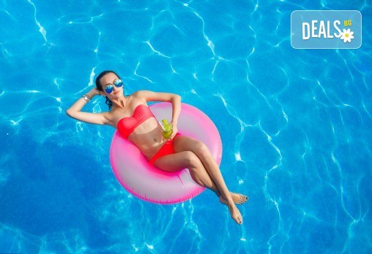 Лятно забавление за деца и възрастни! Вход за басейн с минерална вода, ползване на чадър и шезлонг в Акваленд Банкя! - Снимка 1