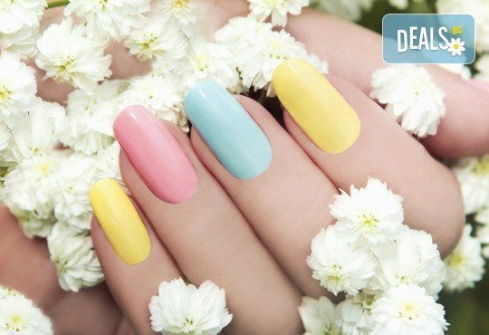Поставяне на UV/ LED гел върху естествен нокът, маникюр с гел лак и 2 декорации в Салон за красота B Beauty! - Снимка 1