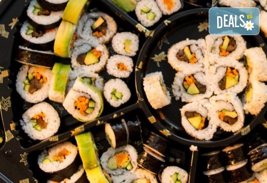 Екзотично, вкусно и на добра цена! Възползвайте се от апетитното предложение на Sushi House, суши сет - 84 хапки, красиво аранжирани и готови за сервиране! - Снимка 1