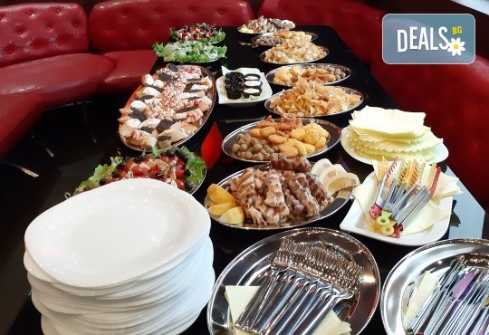 С нежен вкус на целувка! Хрупкава бяла торта с целувки от сладкарница Лагуна! - Снимка 4