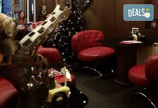 С нежен вкус на целувка! Хрупкава бяла торта с целувки от сладкарница Лагуна! - Снимка 9