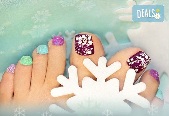 Поглезете себе си! СПА педикюр с морски соли на Star Nails и лакиране в Beauty center D&M! - Снимка 1