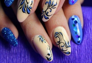 Арт! Маникюр с гел лак и 10 рисувани декорации на супер цена в Студио за маникюр Vess Nails!