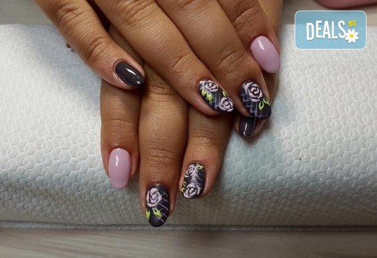 Арт! Маникюр с гел лак и 10 рисувани декорации на супер цена в Студио за маникюр Vess Nails! - Снимка 6