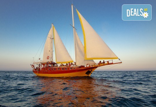 Време е за море, слънце и морски приключения! Яхта Трофи - круиз в Райския залив край Созопол, 4 часа, с разхлаждаща напитка, слънчеви бани, плуване! - Снимка 6
