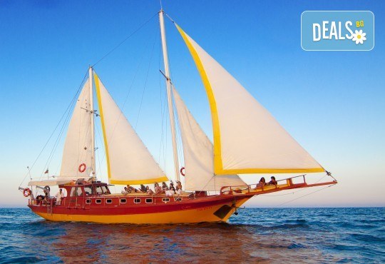 Време е за море, слънце и морски приключения! Яхта Трофи - круиз в Райския залив край Созопол, 4 часа, с разхлаждаща напитка, слънчеви бани, плуване! - Снимка 7