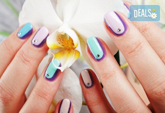 Красиви и дълготрайни цветове! Изграждане с гел, маникюр с BlueSky, 4 декорации или камъчета, пилинг и масаж на ръцете в New faces-beauty studio! - Снимка 3