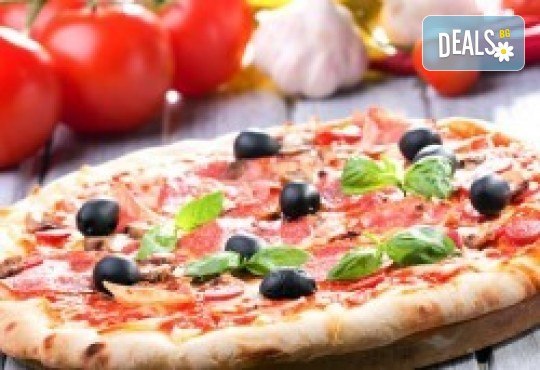 Меню за ДВАМА в Златна круша! ДВЕ пици по избор - големи или малки + ДВА домашни сладоледени десерта със сладко и крокан! - Снимка 4