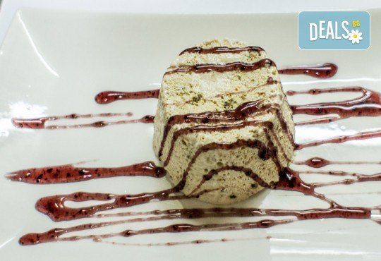 Меню за ДВАМА в Златна круша! ДВЕ пици по избор - големи или малки + ДВА домашни сладоледени десерта със сладко и крокан! - Снимка 3