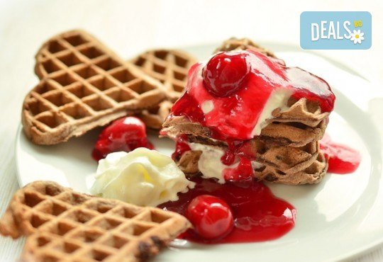 Започнете деня с вкусна гофрета с топинг и сладолед и ароматно чокофредо в Royal Place Shisha Bar! - Снимка 1