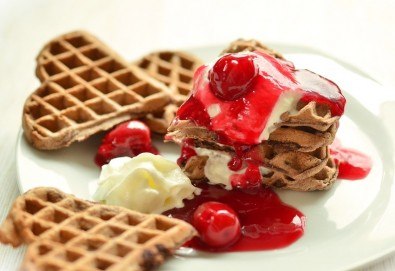 Започнете деня с вкусна гофрета с топинг и сладолед и ароматно чокофредо в Royal Place Shisha Bar!