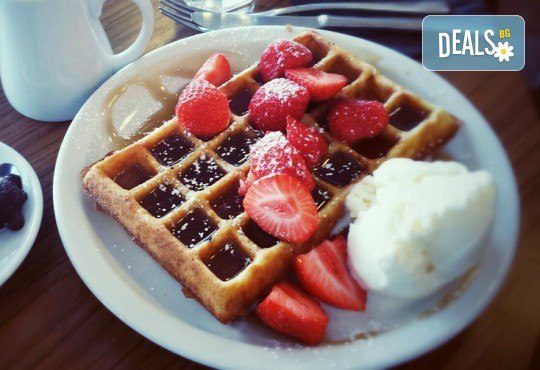 Започнете деня с вкусна гофрета с топинг и сладолед и ароматно чокофредо в Royal Place Shisha Bar! - Снимка 2