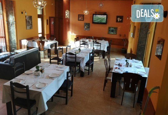 Апетитно и изгодно! Пица по избор от менюто на ресторант Болярите в Банкя и безплатна бира! - Снимка 4