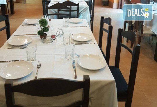 Апетитно плато вкусни мръвчици на скара, салата по избор и подарък: безплатна бира в ресторант Болярите в Банкя! - Снимка 6