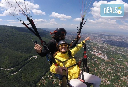 Тандемен полет с парапланер на лебедка край София или Сапарева баня + видеозаснемане от Полети и приключения! - Снимка 6