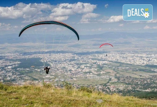 Тандемен полет с парапланер на лебедка край София или Сапарева баня + видеозаснемане от Полети и приключения! - Снимка 2