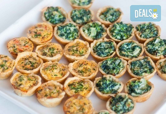 Плато със 130 броя солени коктейлни хапки, тарталети и мини палачинки със сирена, спанак и руска салата от CreatEvents Кетъринг! - Снимка 3