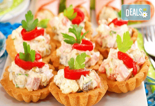 Плато със 130 броя солени коктейлни хапки, тарталети и мини палачинки със сирена, спанак и руска салата от CreatEvents Кетъринг! - Снимка 2