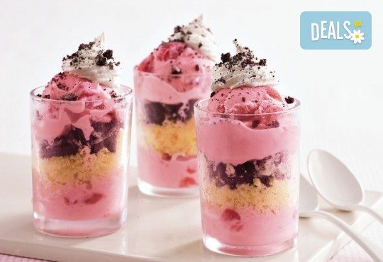 Апетитно предложение от CreatEvents Кетъринг - 20 или 40 луксозни коктейлни чашки с крем и боровинки, ягоди и черен шоколад! - Снимка 1